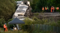 英格蘭列車出軌11人傷 車廂翻覆畫面曝光