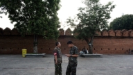 中国女子攀泰国清迈古城墙双腿悬空拍照 惹众怒
