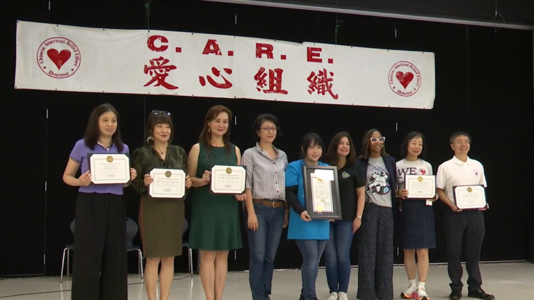 華人愛心組織為Neff小學送書包 新學期好開端