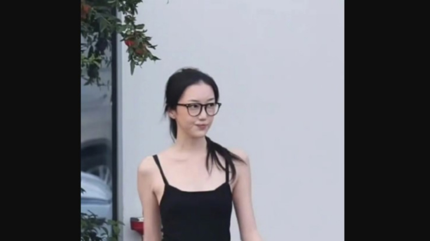 王菲20歲女兒李嫣近照曝光 樣貌清瘦漂亮
