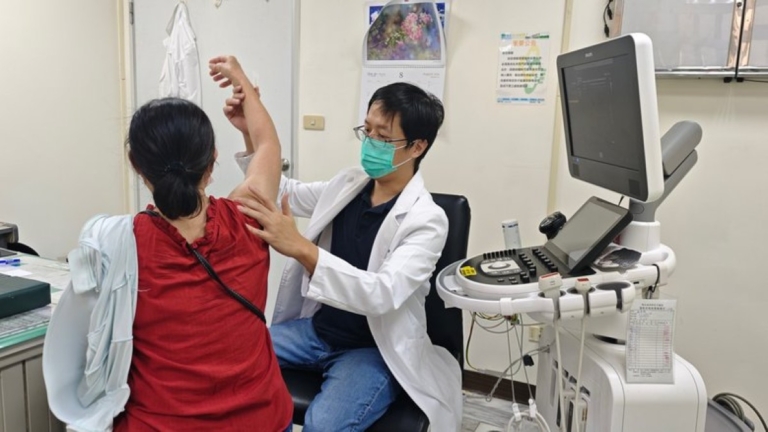 45歲上班族搬重物後手抬不起 竟是旋轉肌腱撕裂合併五十肩