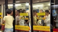 好危險!孩子沒下車 媽媽強闖致地鐵門故障