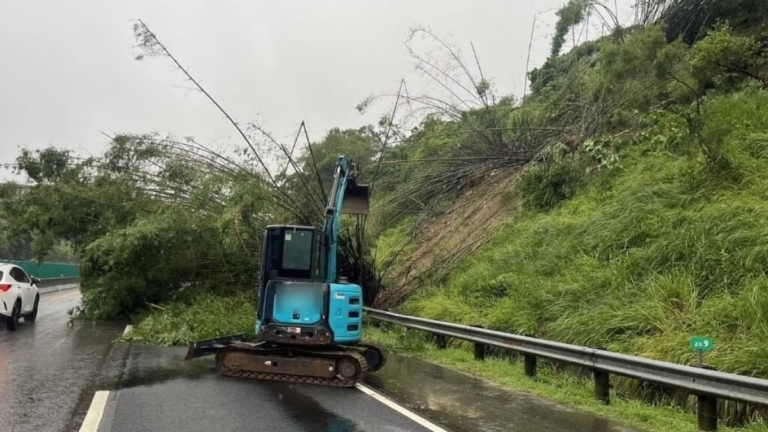 高雄連日豪雨 國10燕巢段邊坡土石滑落搶修中