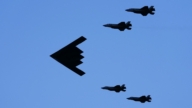 展全球打擊戰力 美軍三大匿蹤戰機編隊飛越華府