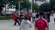少林武校学生被逼吃大便 数百毕业生维权(视频)