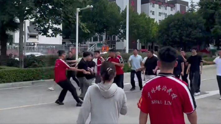 少林武校學生被逼吃大便 數百畢業生維權（視頻）