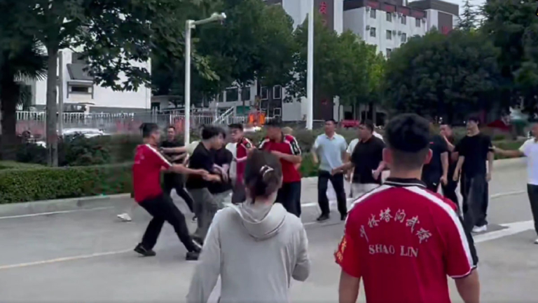 少林武校學生被逼吃大便 數百畢業生維權（視頻）