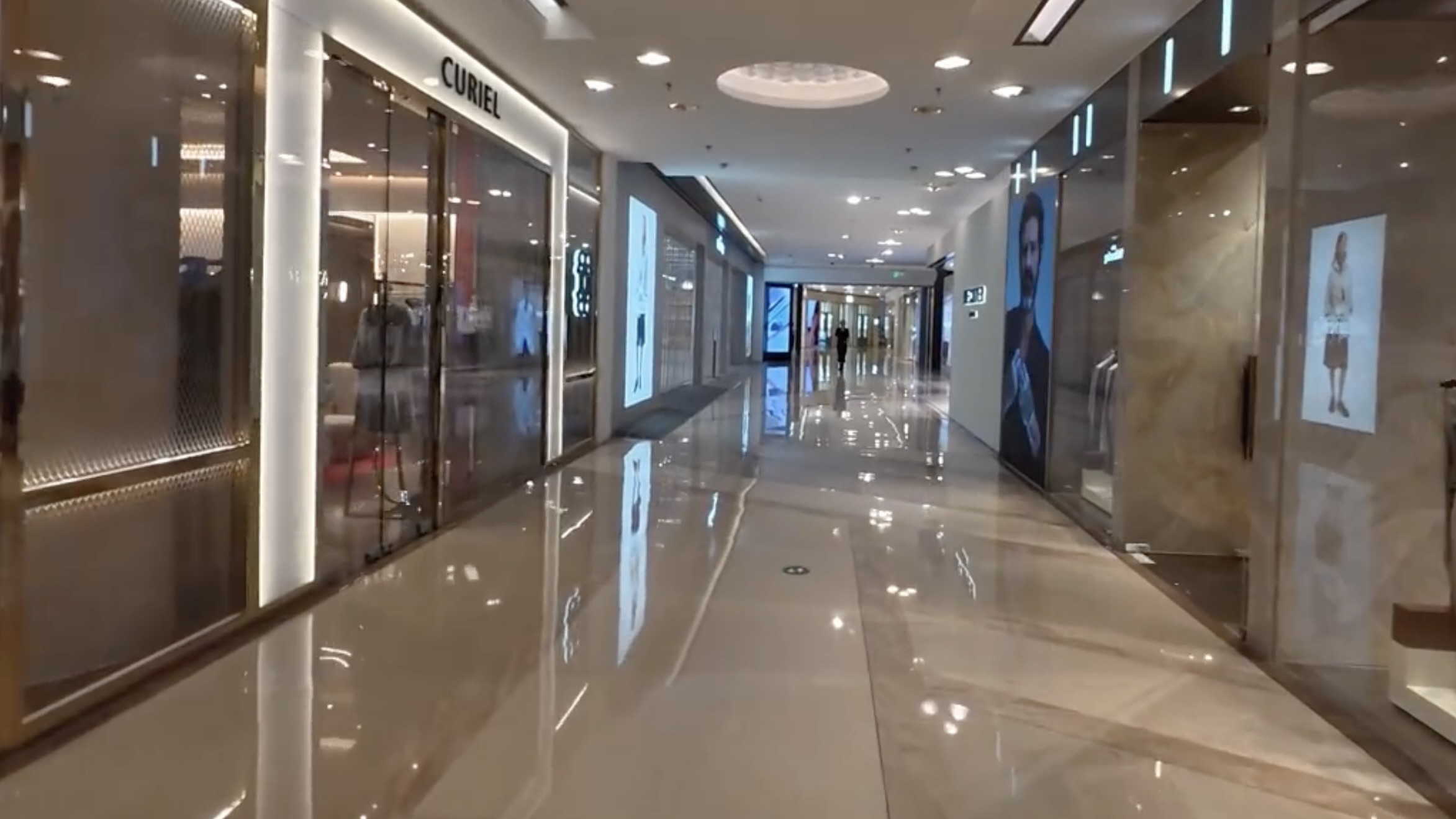 上海社會消費品零售總額連續四個月同比下降,且單月降幅逐月擴大。圖為上海一商場,異常冷清。(網絡截圖)
