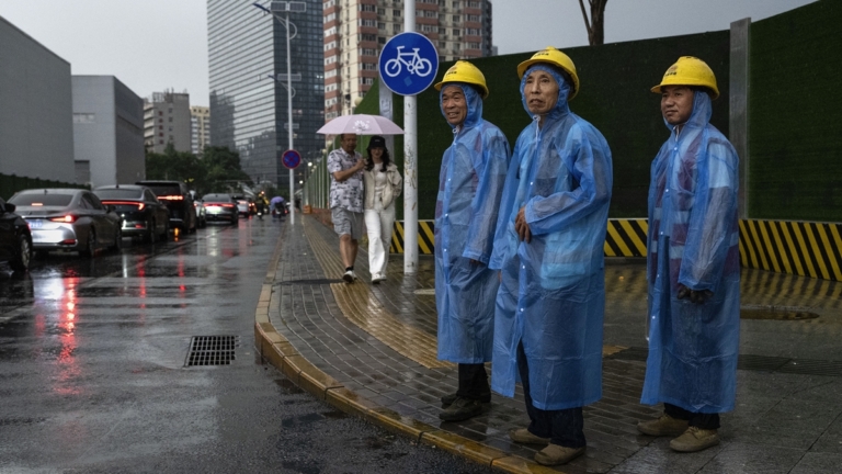 湖北日報衝塔 轟「封閉沒出路」文章遭下架