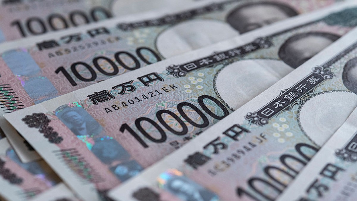2024年12月5日的照片展示了於2024年7月發行的全新10,000日圓紙幣,照片拍攝於東京。(Richard A. Brooks / AFP via Getty Images)