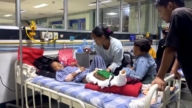 尼泊爾洪災 8歲童逃入森林爬樹保命 與母重逢