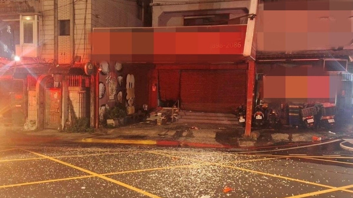 台北市北投區中央北路3段附近一家便當店8月28日晚間發生氣爆案,警消到場後拉水線撲滅火勢後發現排油煙機及爐具被燒毀,無人受傷,起火原因仍待調查釐。(翻攝照片/中央社)
