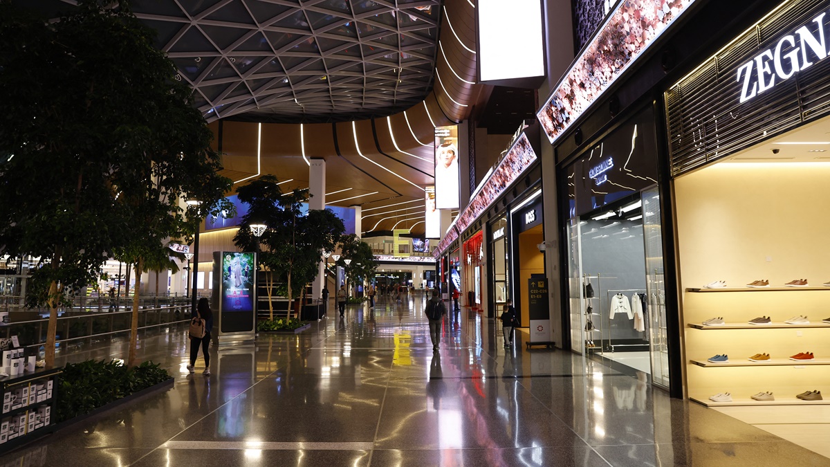 圖為卡塔爾哈馬德國際機場的商店資料照。( KARIM JAAFAR/AFP via Getty Images)