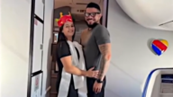 廁紙做婚紗咖啡攪棒做捧花 空中婚禮視頻爆紅