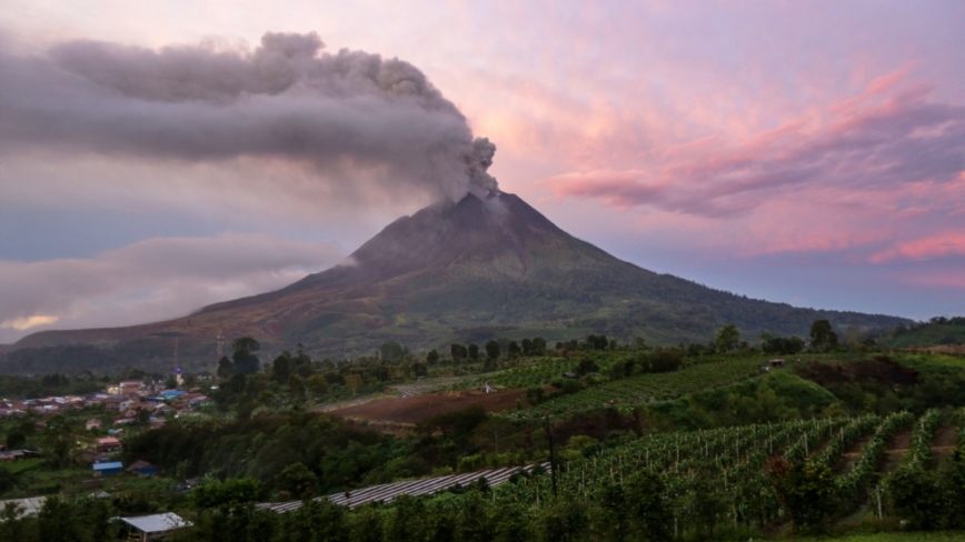 印尼锡纳朋火山喷发 灰柱3500米 无人员伤亡