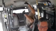 高速撞上公車 下一秒男子竟奇蹟般飛進車廂
