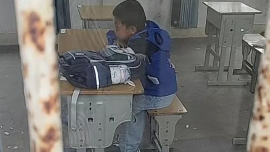 广西男孩开学报到 整个年级只有他一人（视频）