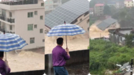 福建仙游三层民房轰然垮塌 残骸被洪水卷走(视频)