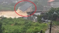 沙德尔罕见3次登陆 莆田居民楼轰然倒塌（视频）