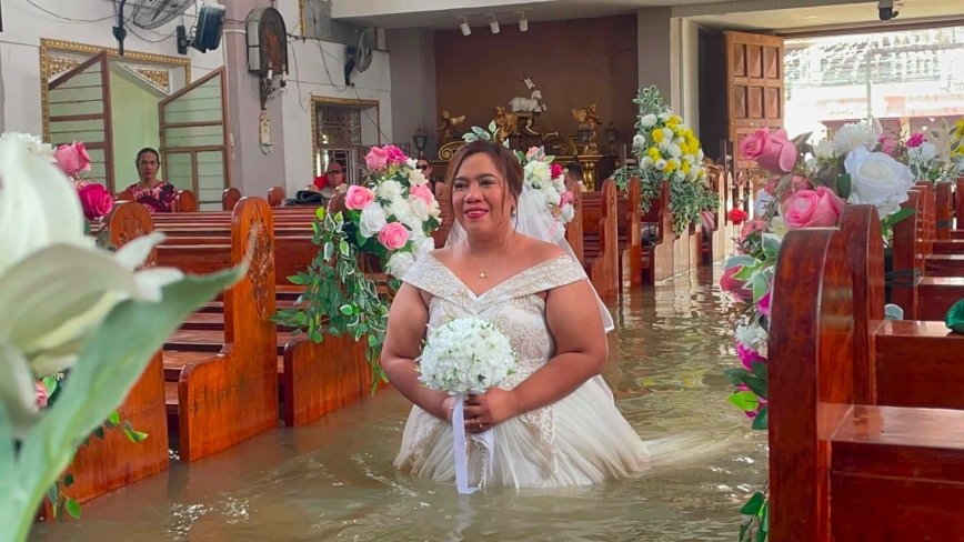 洪水挡不住！ 菲律宾新娘披婚纱深水中走红毯（组图）
