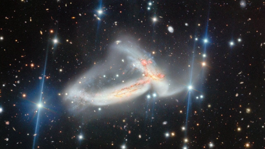 奇观！天文望远镜拍到一对螺旋星系拥抱、合并高清图