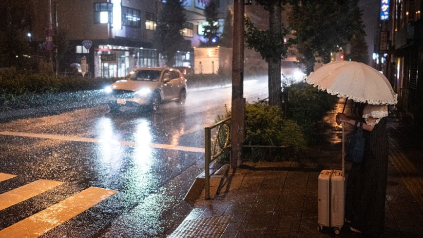 秋雨锋面冲击日本首都圈交通 福岛车辆泡水1命危