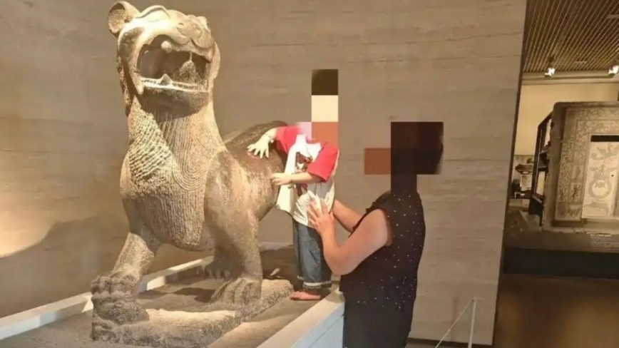 中国男童光脚站展台 触摸东汉文物石兽 惹众怒