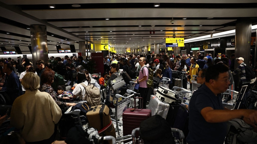 英空管系统故障影响逾33万人 旅客出机场像逃离恶魔岛