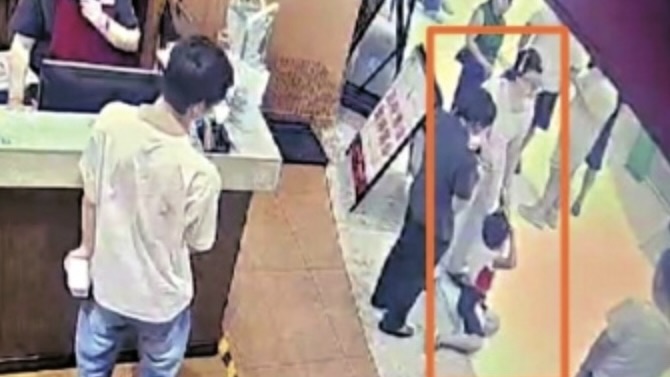 长沙女控4岁男童“骚扰”引众怒 当局调解惹议