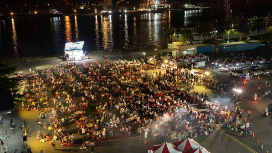 前镇渔港首办千人烤肉 各国船员同欢满满海味人情味