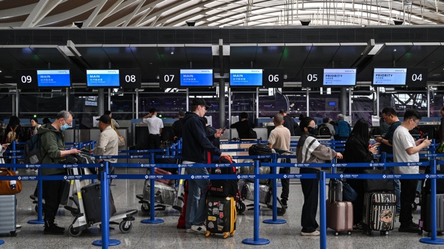 中共出入境新规生效 旅客曝边检查手机微信
