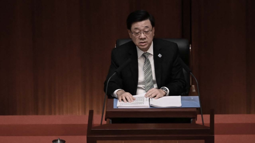香港官媒吹捧特首用白卡遮字逐行读稿 被嘲高级黑