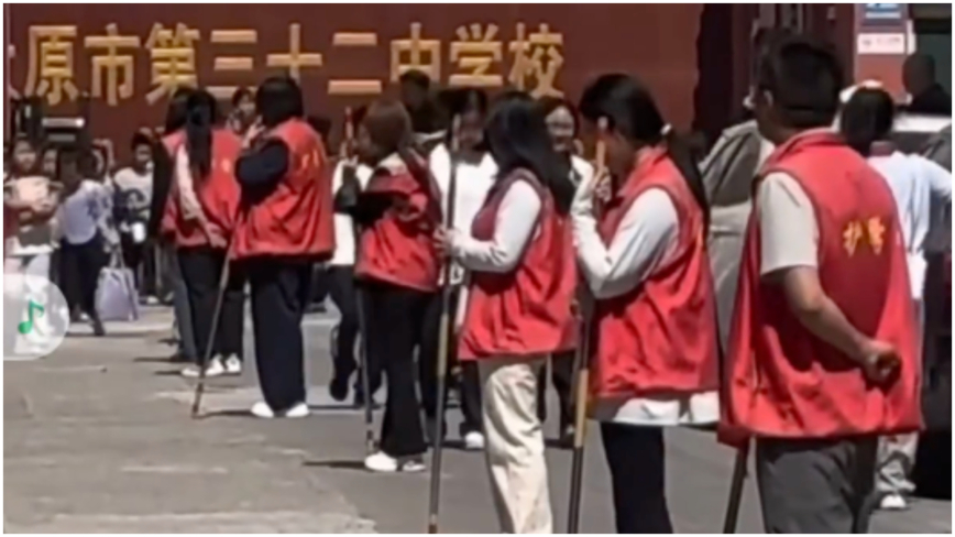 中国学生家长持长棍站岗 震惊外国网友（视频）
