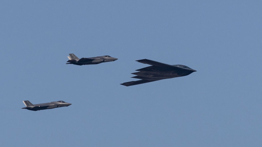 川普迎习 B-2轰炸机、F-22将亮相