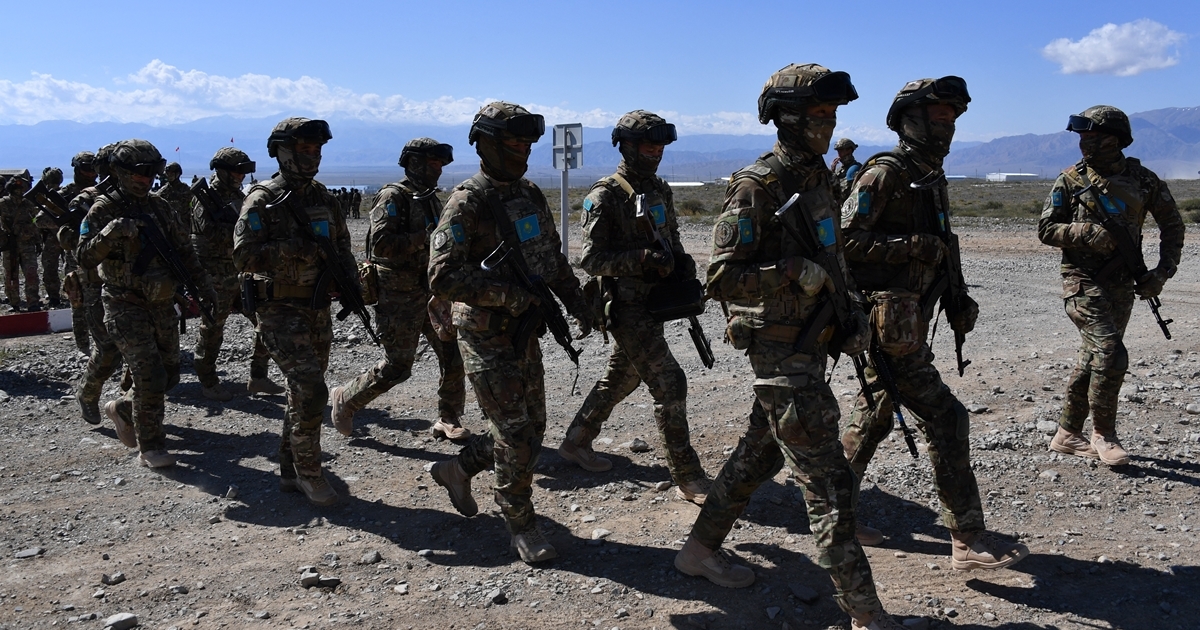 哈薩克斯坦武裝部隊軍演遇強風 19人捲入大海 | 軍人捲入大海 | 軍事演習 | 新唐人电视台
