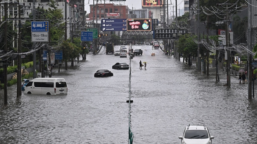 泰国曼谷豪雨酿淹水灾情 居民困车阵