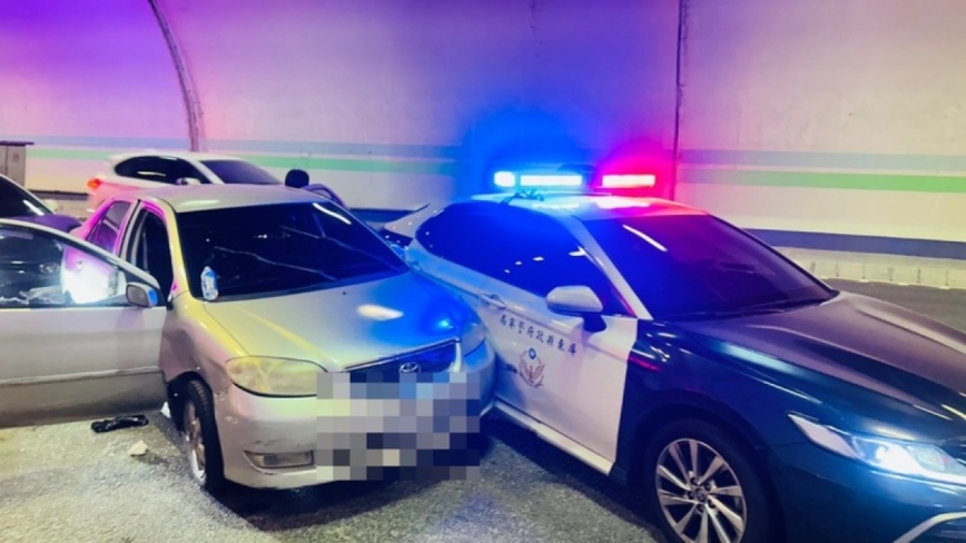 屏东警拦检毒驾 隧道内对空鸣枪制伏 同车通缉犯也遭逮