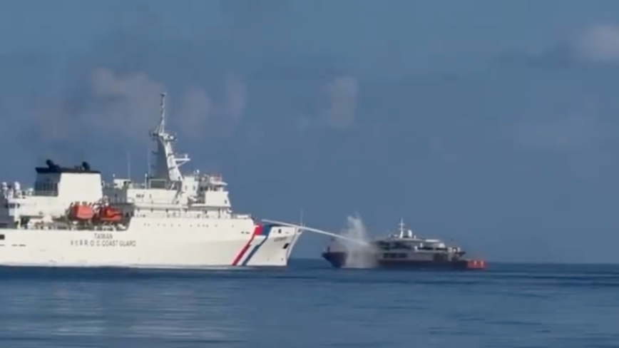 中国渔船侵入台湾海域 台军舰开水炮逼退（视频）