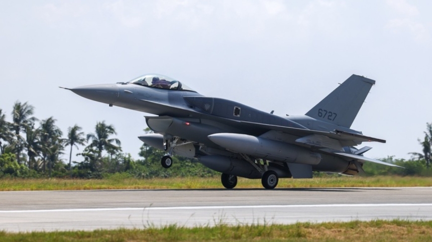 首批美制F-16V战机抵台 蔡英文下周访美
