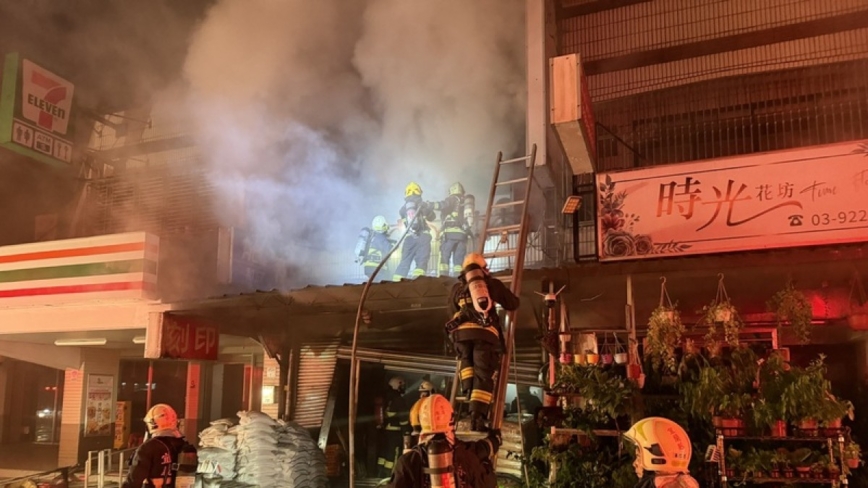 宜兰员山建材行暗夜大火 一家6口4人命丧火窟