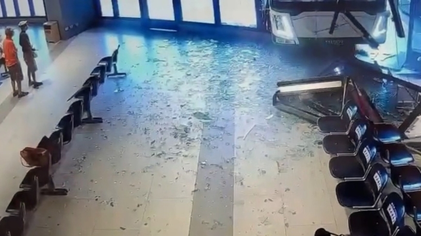 长庚医院交通车撞进候车区 玻璃碎一地酿2伤