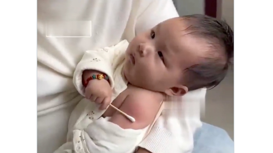 三个月宝宝打完针 自己拿棉签按住止血（视频）