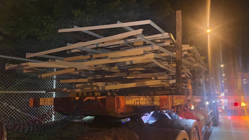 联结车载运铁架掉落 国1台南段逾43车撞击受损