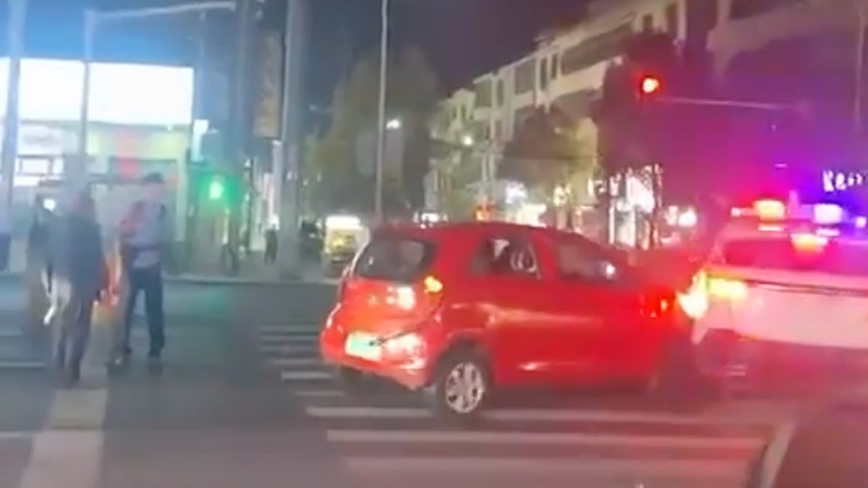 江西男驾车猛撞警车 视频热传(视频)