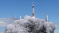 NASA和SpaceX龙飞船成功对接 太空停留一个月