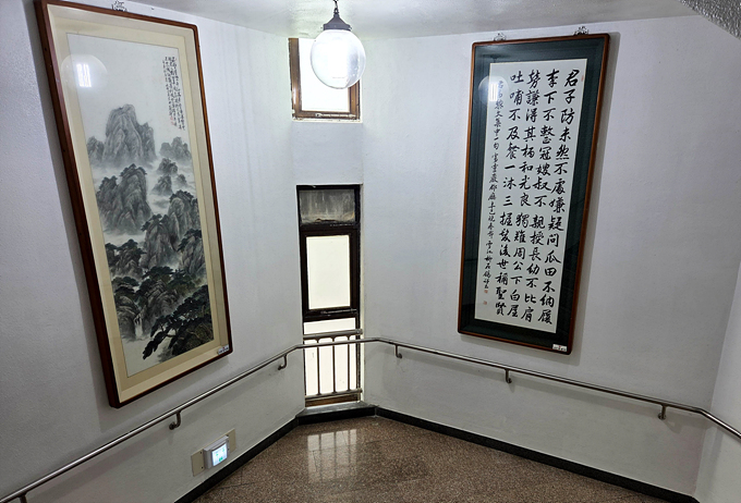 賽事舉辦地靈岩郡民會館部份陳設展品。(cyberoro.com提供)