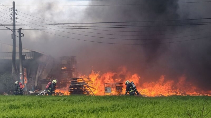 台风助长下 苗县公馆育苗场仓库火警浓烟蔽天