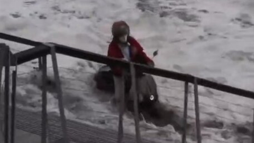 台东掀巨浪打上岸冲倒机车 海巡人员迅速救援(视频)