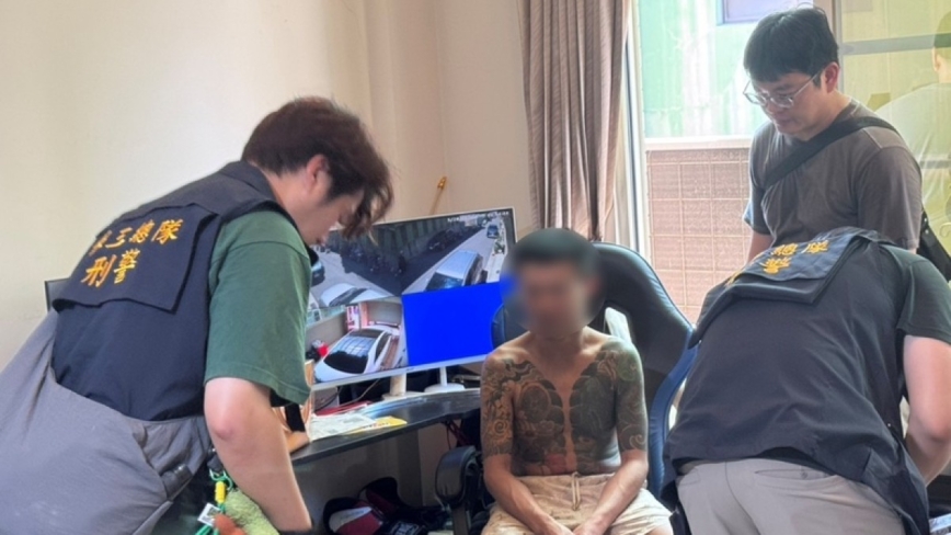 高雄警破门攻坚 毒贩逃铁皮屋顶 难耐烫脚遭逮