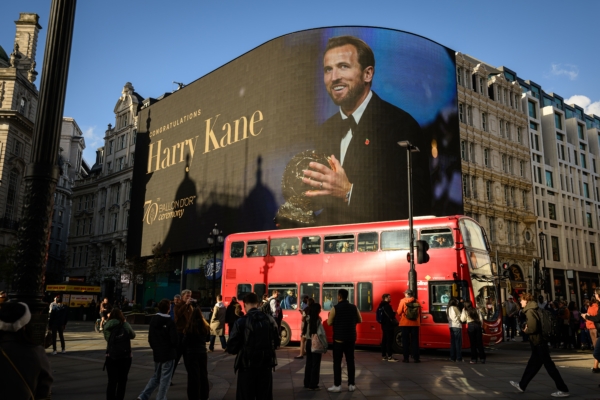 LONDON, ENGLAND - OCTOBER 27: The Piccadilly Lights screen displays a message of congratulations to Ballon d'Or -winner Harry Kane October 27, 2026 in London, England. Kane, who plays for Bayern Munich and the English men's national team, received the honour yesterday after scoring 73 goals across club and country last season. 
